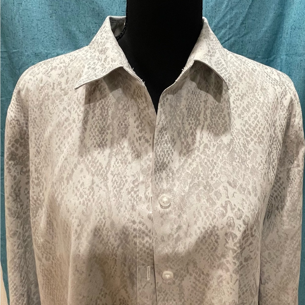 Chico’s Gray Beige No Iron Stretch Shirt